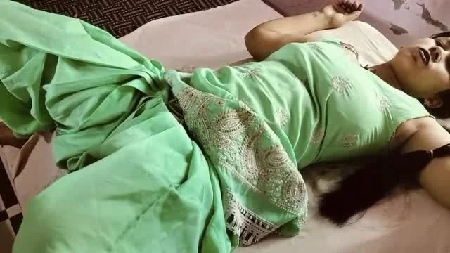 Bhabhi Missionary Chudai Letakar Bed Par